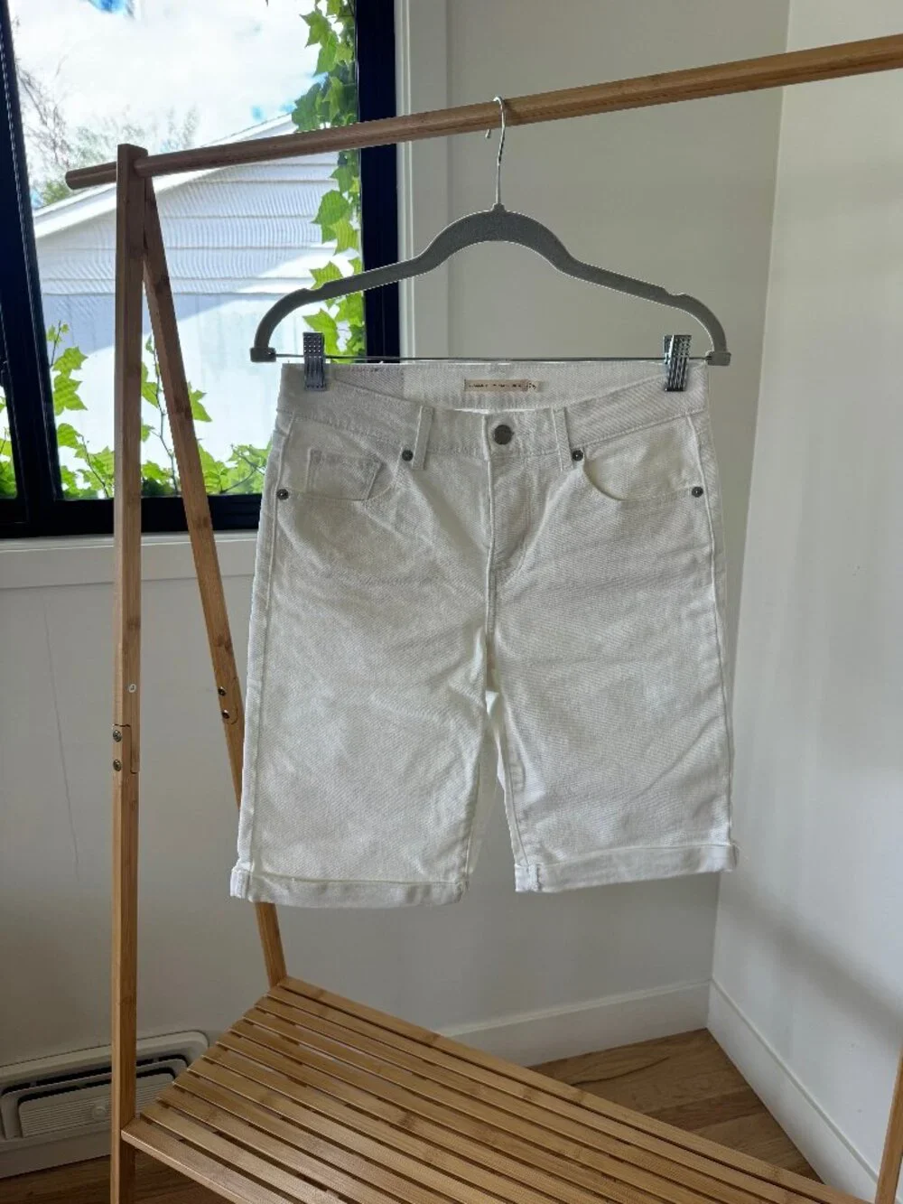 Levi's Classic Bermuda Women's Shorts White 26 - Picture 2 of 9